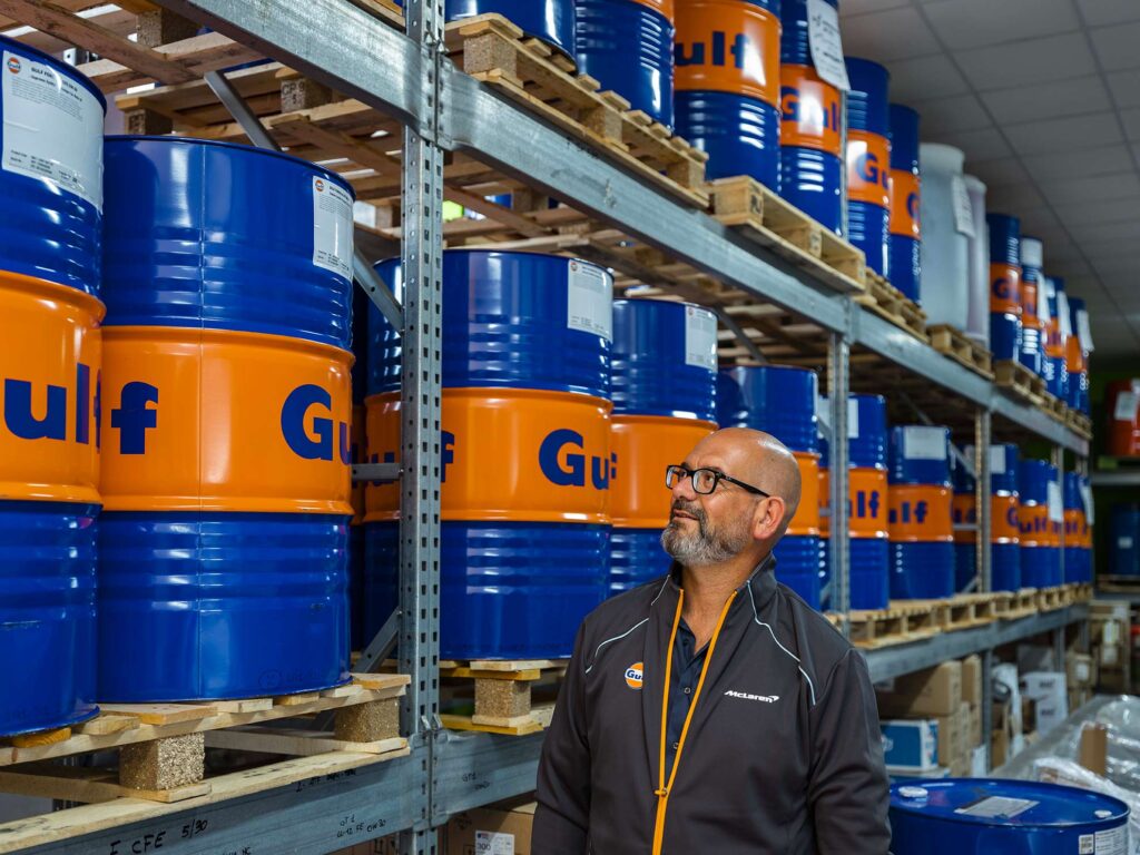 Merchandising prodotti Prodotti lubrificanti Gulf – gamma disponibile da Valpetrol, rivenditore autorizzato per Toscana e Centro Italia